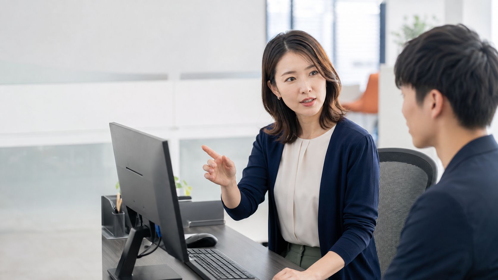 事務スタッフが案件の進捗を確認し税務会計スタッフへ共有する様子