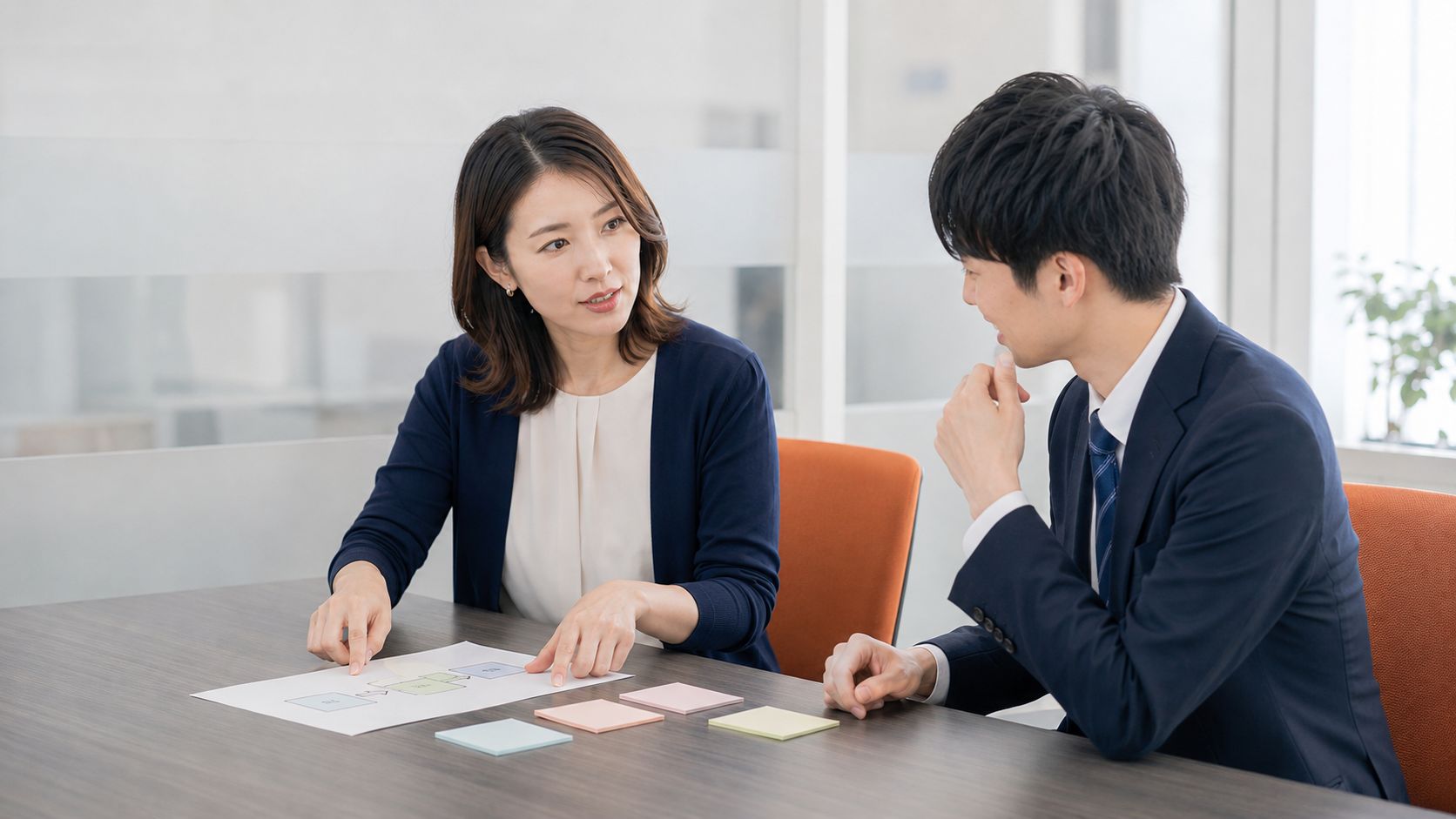 事務スタッフが税務会計スタッフへ案件の進捗を共有する様子