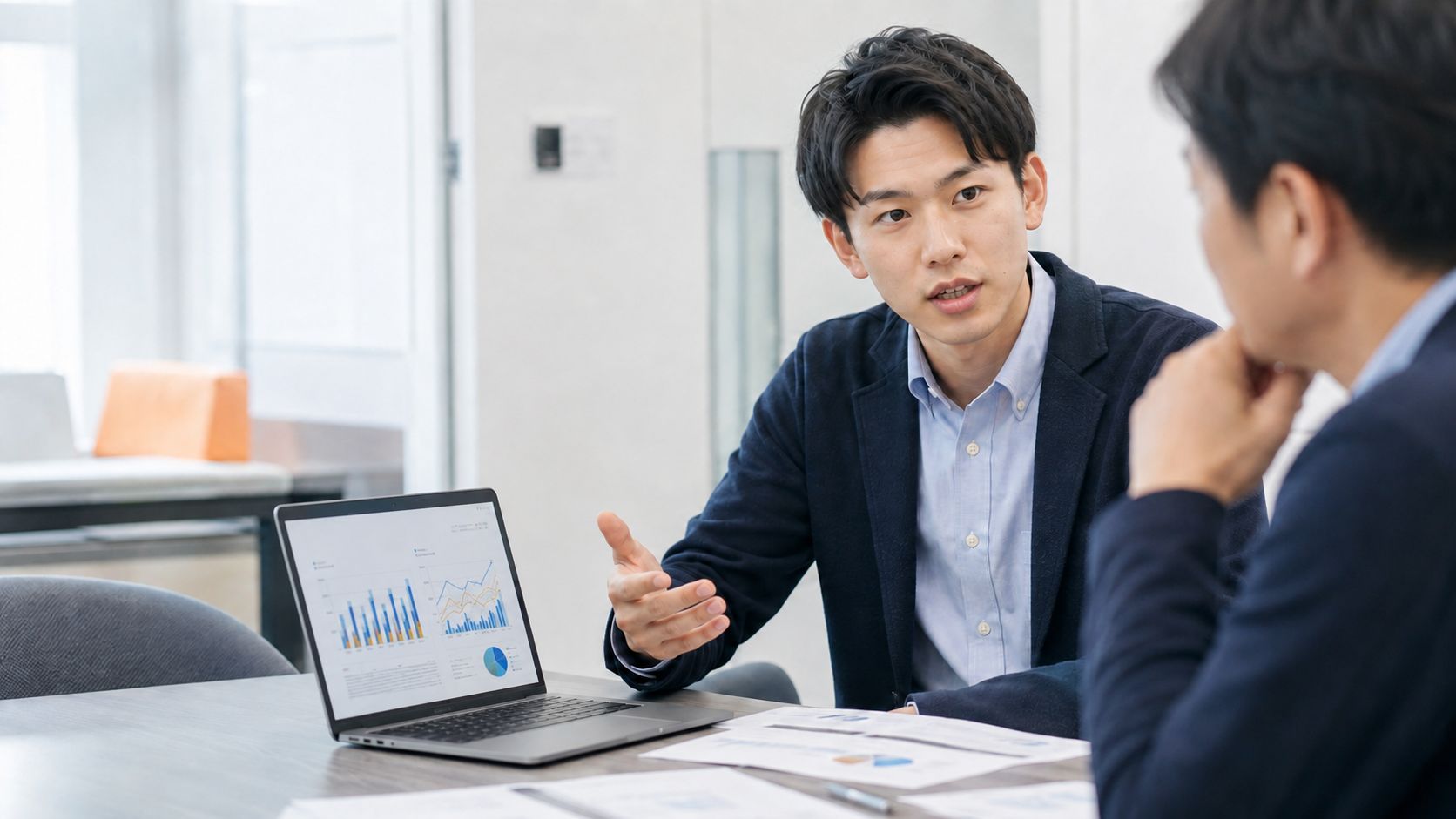 税務会計スタッフが数字をもとに税理士へ意見を伝える様子