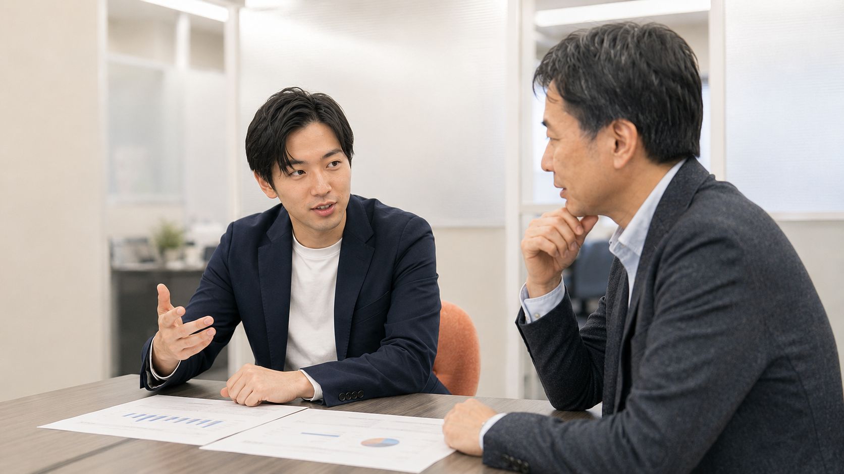 税務会計スタッフが税理士と資料を見ながら意見を交わす様子