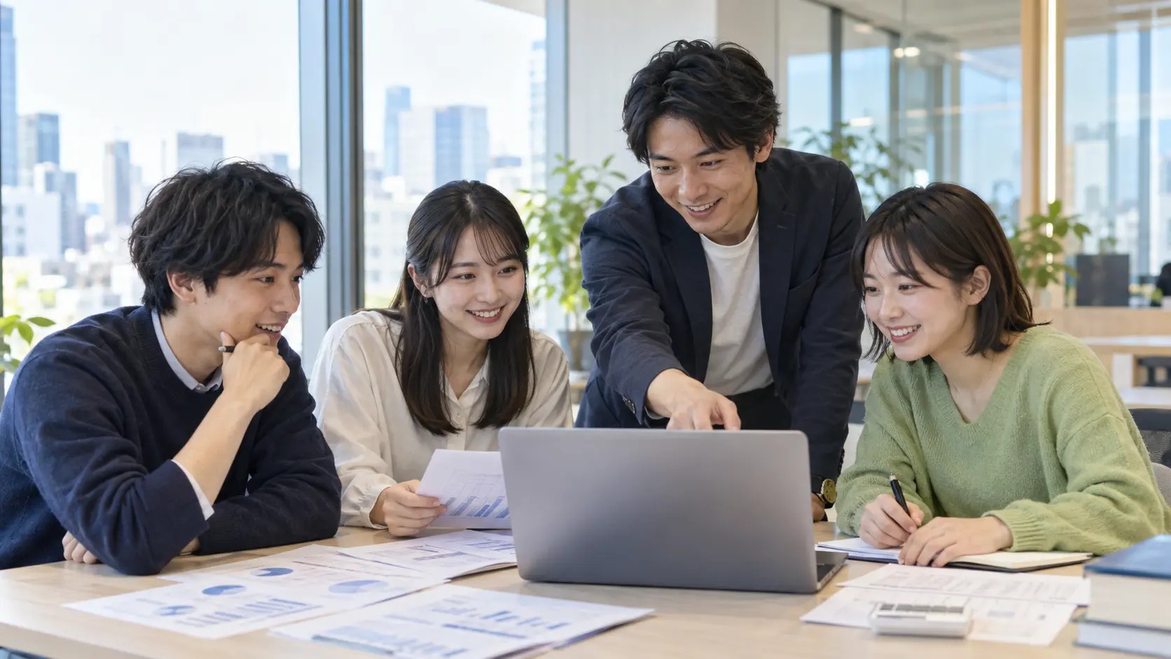 大学生が会計事務所のスタッフと実務について話し合う様子